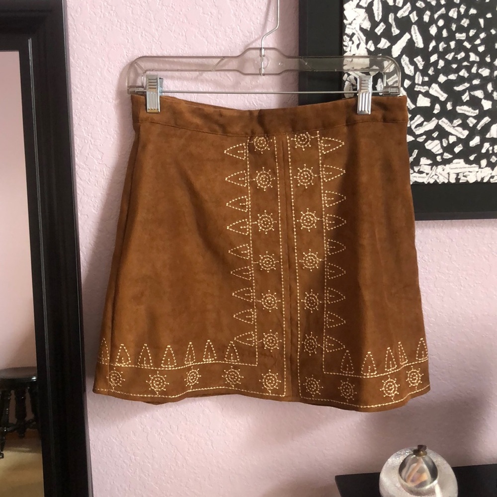 NWOT Sadie and Sage brown embroidered mini skirt!